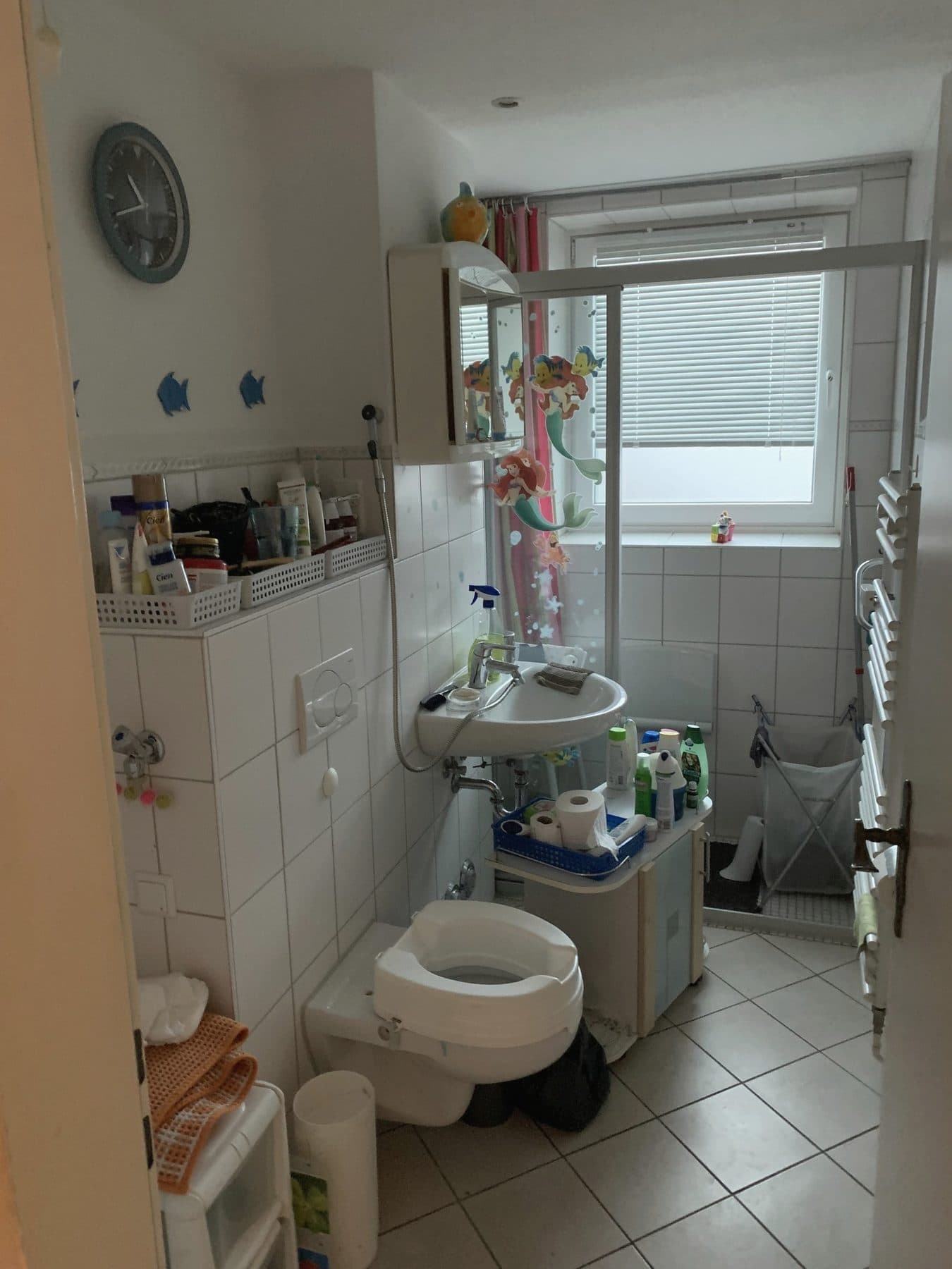 Badezimmer vor der Räumung mit Regalen und Ablagen
