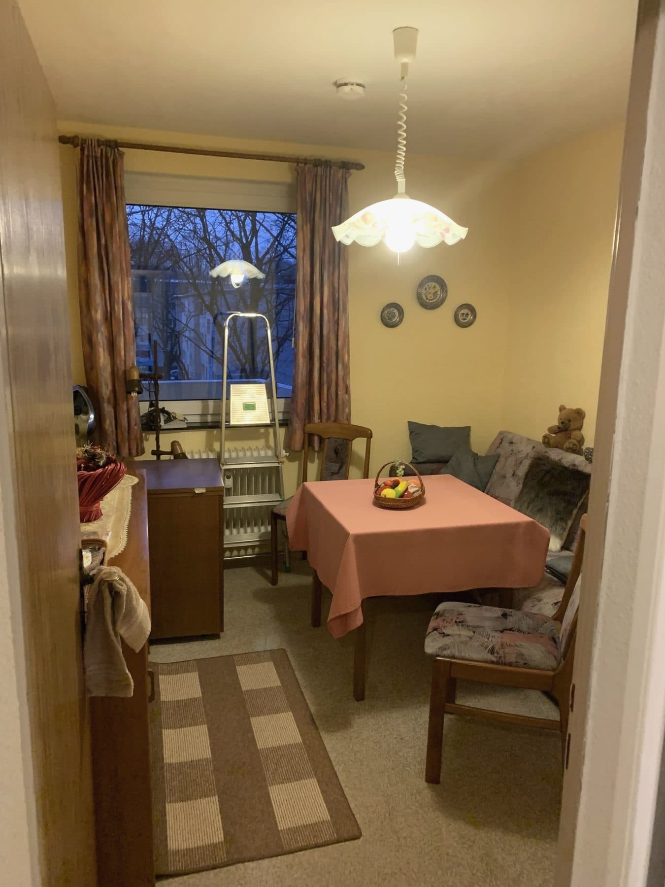 Essecke mit Tisch, Stühlen, Eckbank und Lampe vor der Ausräumung