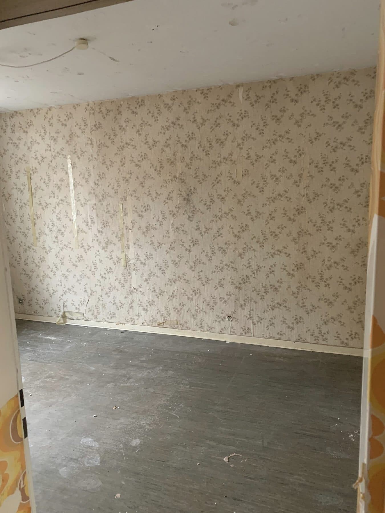 Zimmer nach der Räumung: leer, Blumentapete
