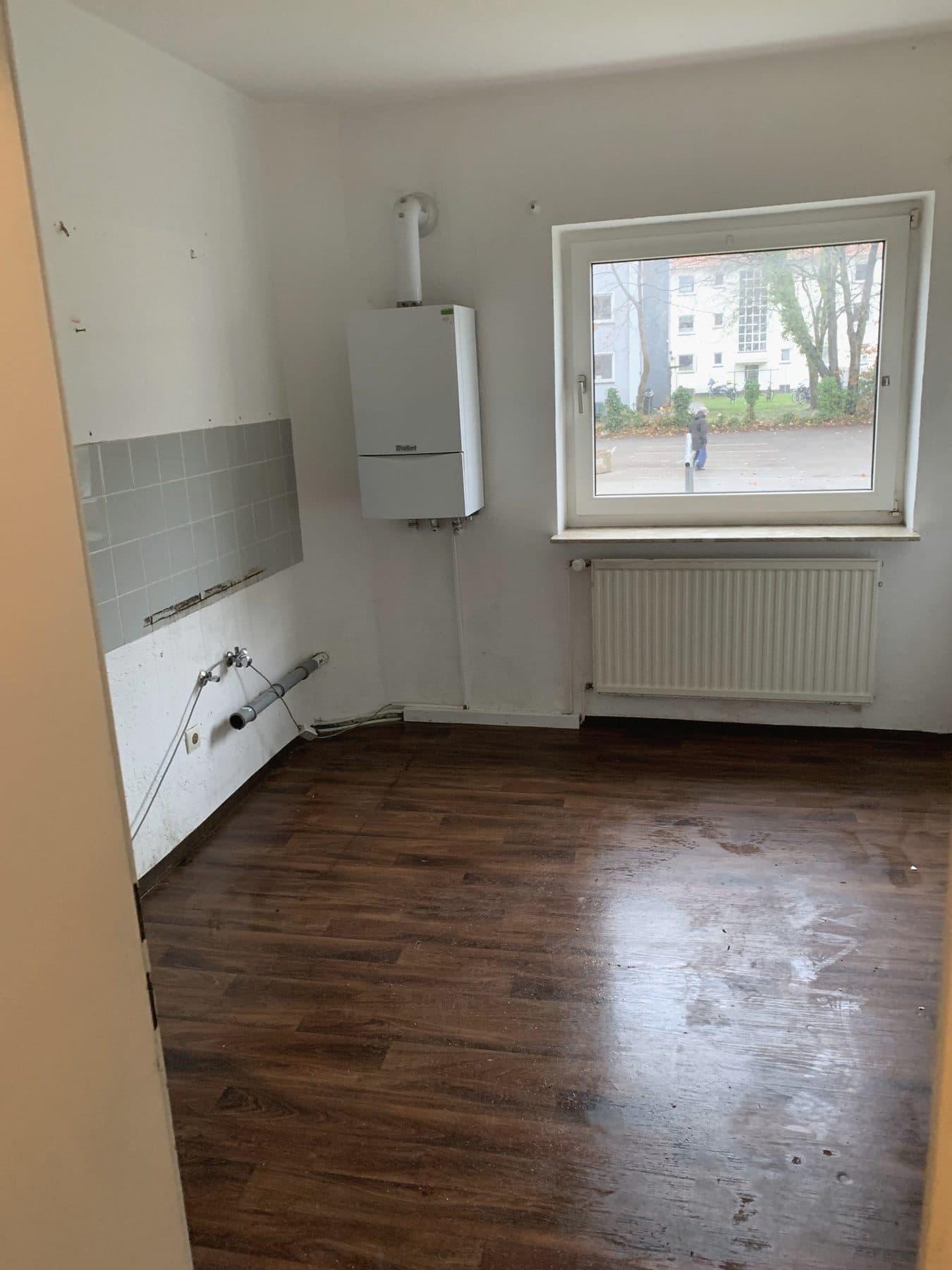 Dieselbe Küche nach der Demontage: Therme, Fenster, Holzboden