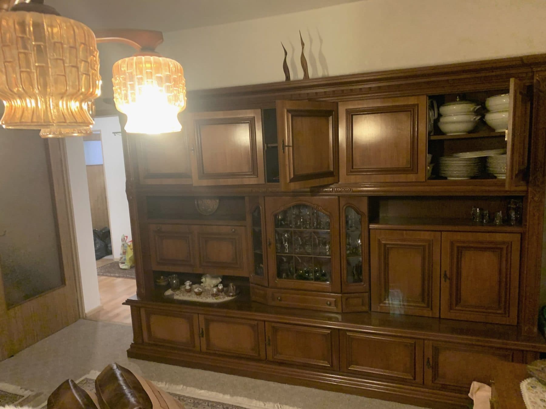Wohnzimmer mit großer Schrankwand aus Holz
